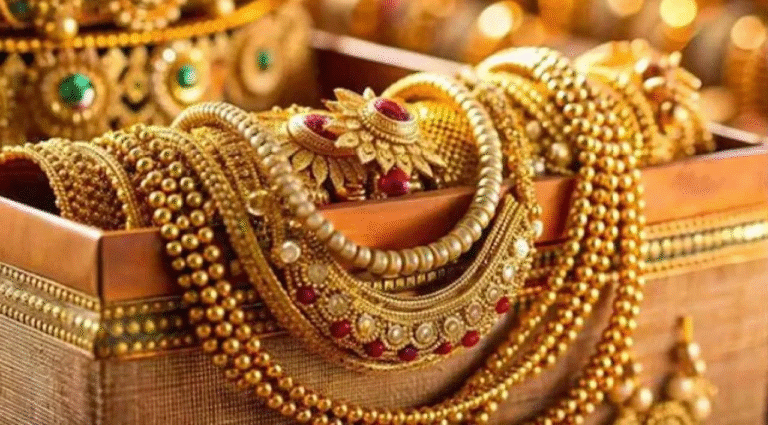 सोनं दणक्यात आपटलं, एकाच दिवसात भाव प्रचंड घसरला; आता एक तोळा सोन मिळतंय फक्त…